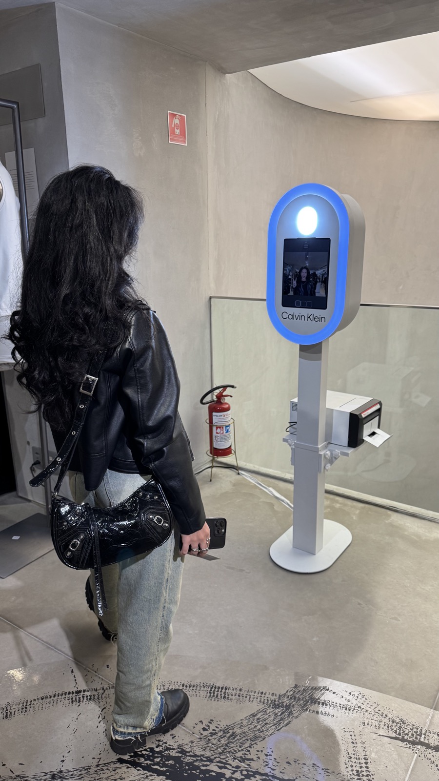 Convidada utilizando o Totem Branco personalizado