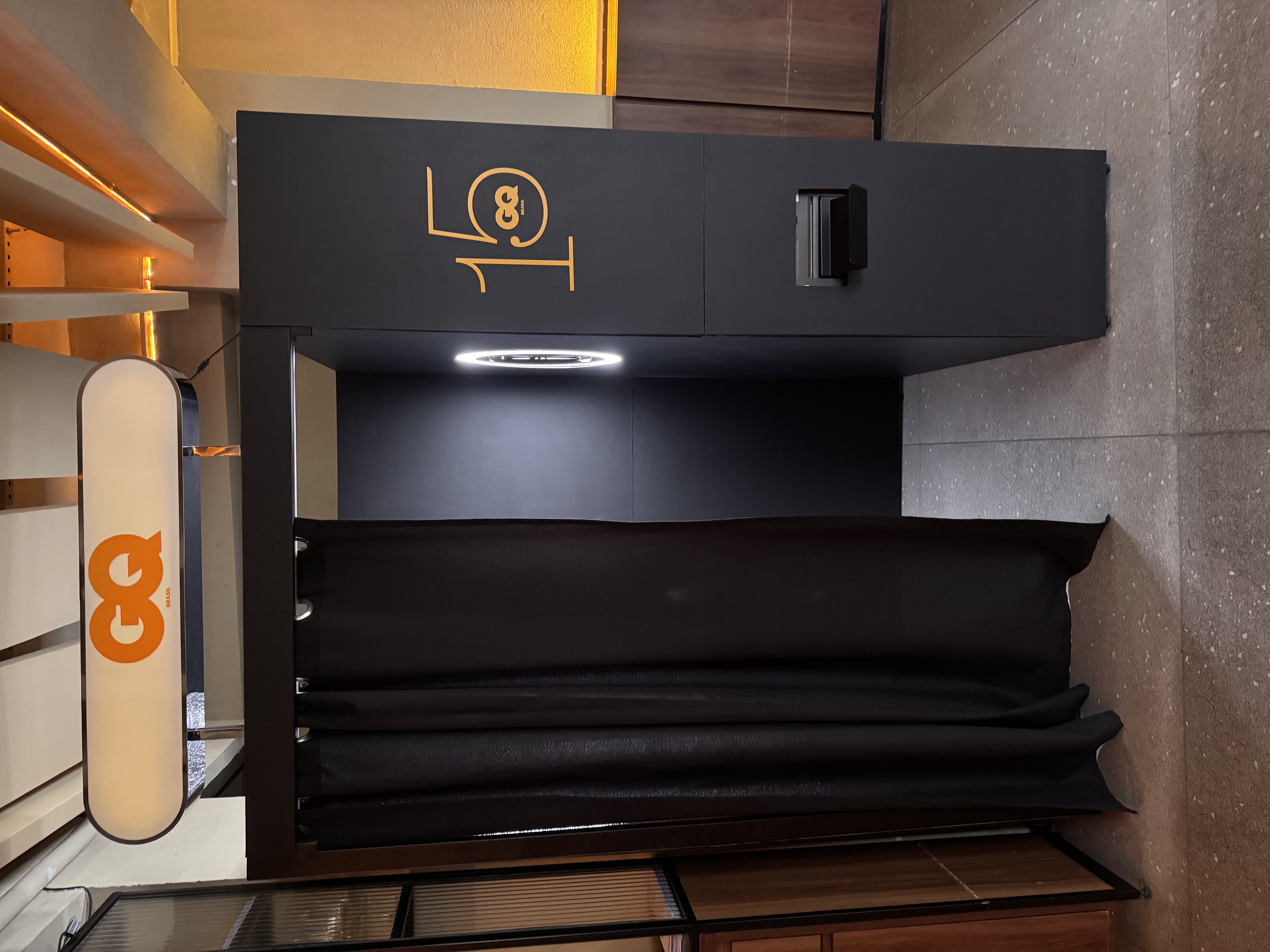 Cabine de fotos personalizada para evento da GQ Brasil em São Paulo