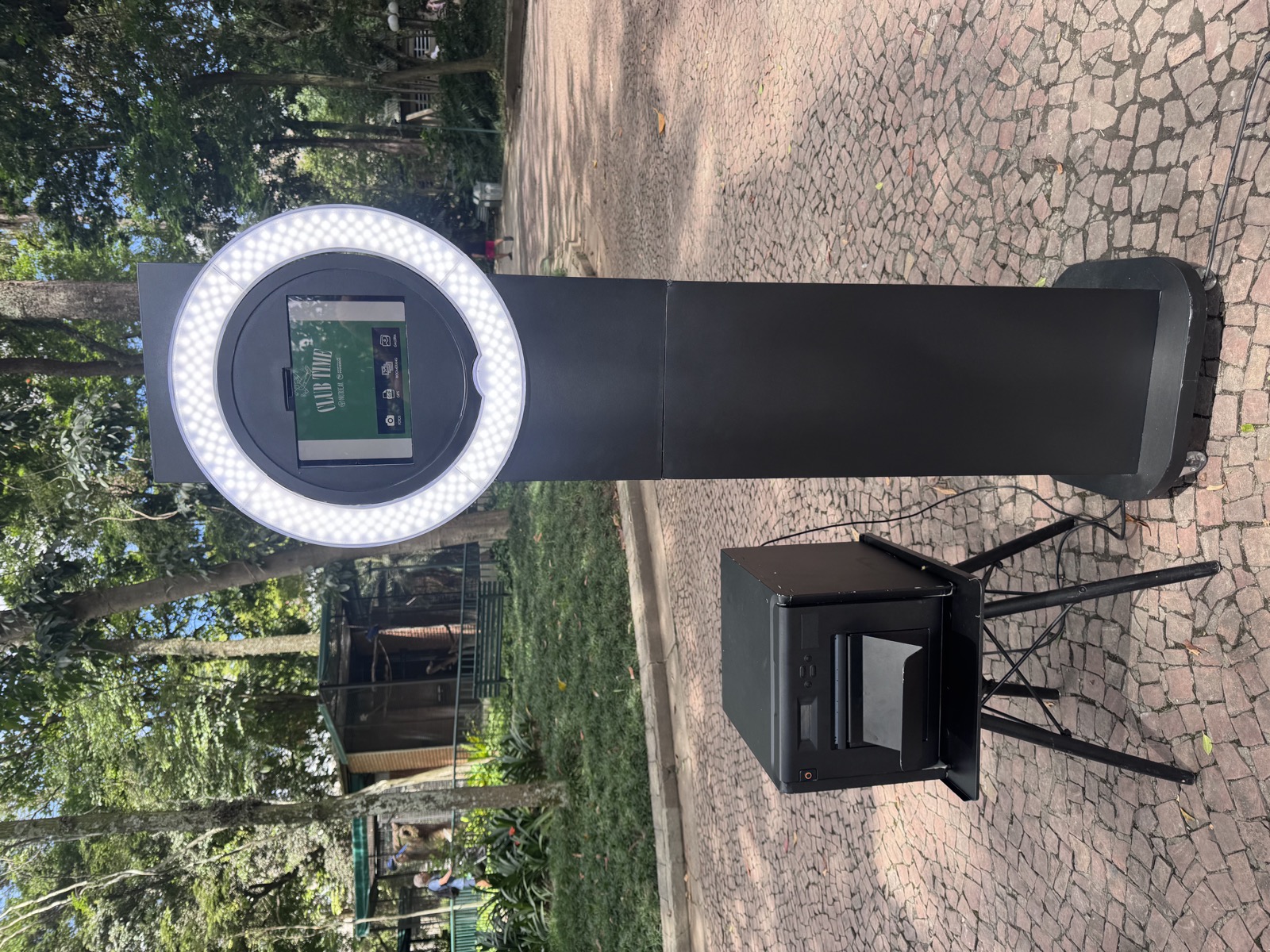 Totem Slim com ring light e impressora