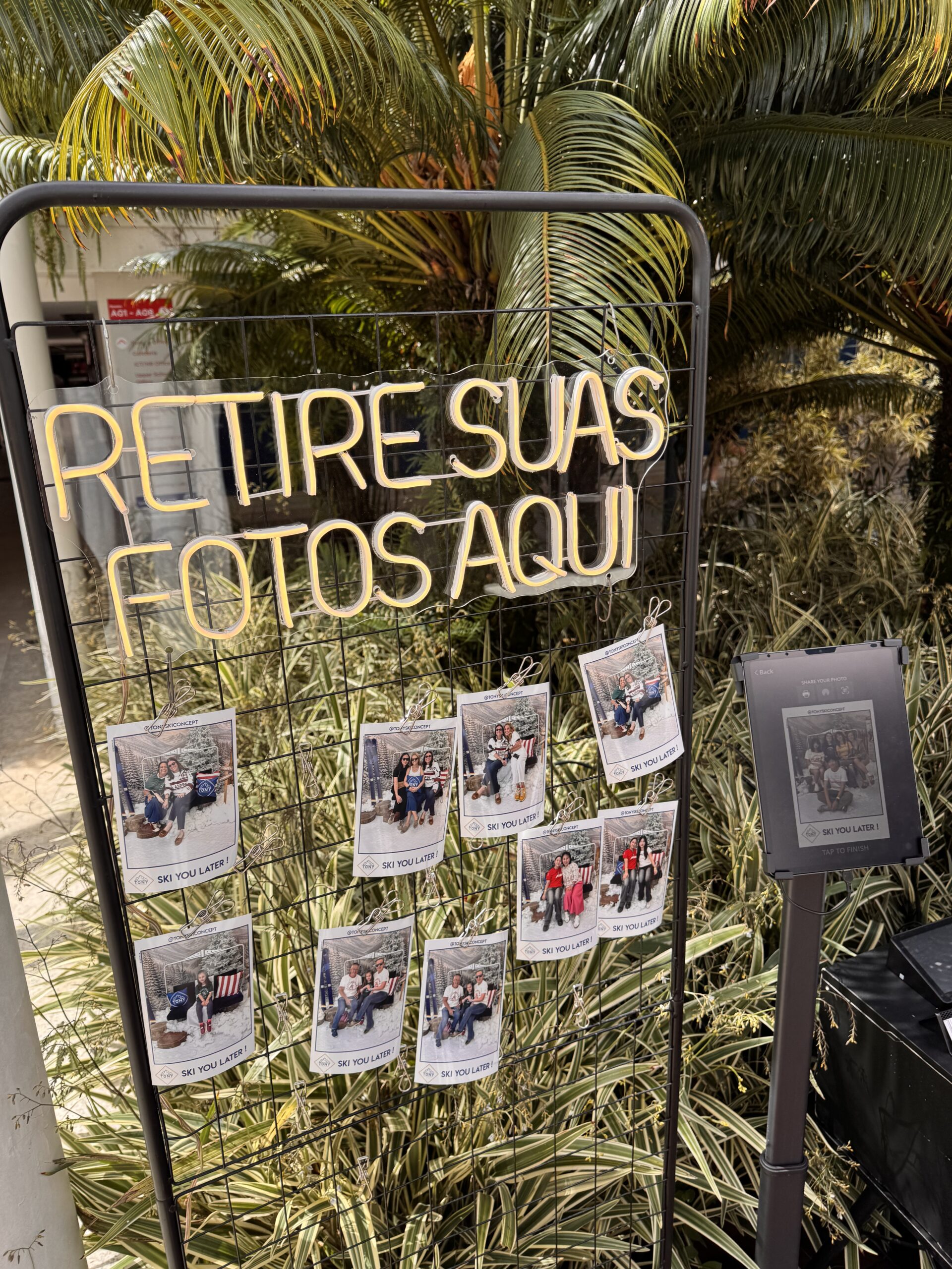 Varal com fotos impressas para retirada dos convidados